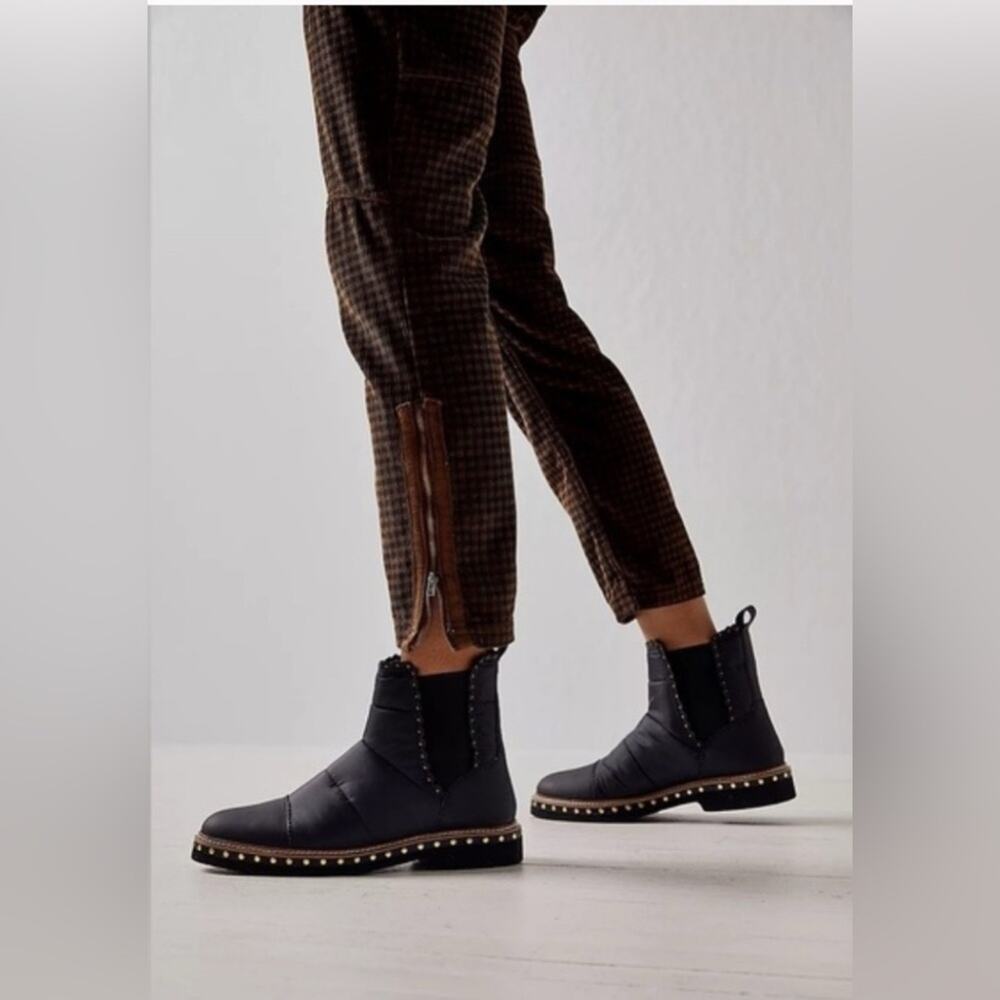 NWT Free People Atlas Puffer Chelsea Boots, Leather, Pull On, Size 40/9.5, Black